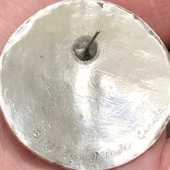 Choose a pair of pretty vintage floral earrings in pewter - signed and dated! - Picture 3 of 5